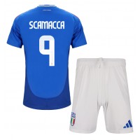 Camisa de Futebol Itália Gianluca Scamacca #9 Equipamento Principal Infantil Europeu 2024 Manga Curta (+ Calças curtas)